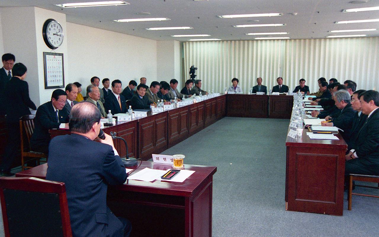 농정협의회에서 위원장이신 시장님께서 자리에 앉아 임원들께 말씀을 하고 계신 모습1