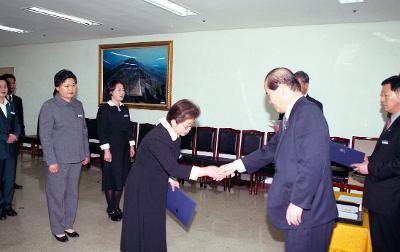 사령장을 교부하고 악수를 나누고 계신 시장님5