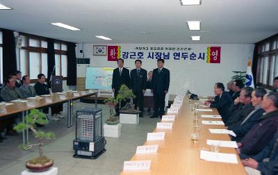 앞으로 나와 서서 인사를 하고 계신 관련인사들과 자리에 앉아 보고 계신 직원들