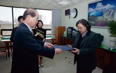 정신보건 센터장께 위촉장을 수여하고 계신 시장님