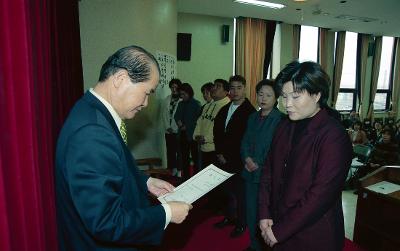 정서기능교육 개강식에서 상장을 수여하고 계신 시장님5