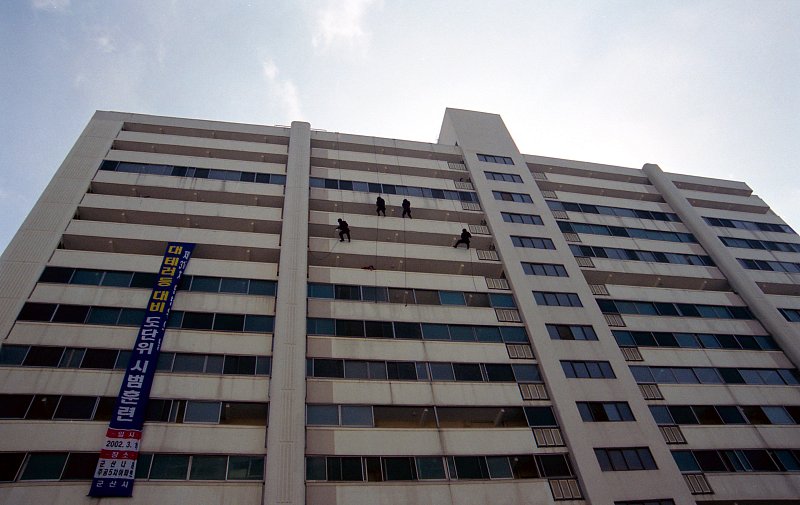 도단위 민방위 훈련으로 높은 건물에서 줄을 타고 내려오고 있는 대원들