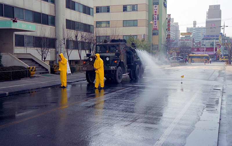 도단위 민방위 훈련으로 길가를 가며 차로 물을 뿌리고 있는 대원들