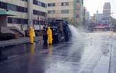 도단위 민방위 훈련으로 길가를 가며 차로 물을 뿌리고 있는 대원들사진(00005)