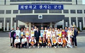 꽃다발과 깃발들을 들고 사진을 찍고 있는 부시장님과 선수들사진(00003)