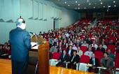 무대 위에서 시민자치대학강좌를 하고 계신 강사님과 자리에 앉아 듣고 있는 사람들사진(00003)