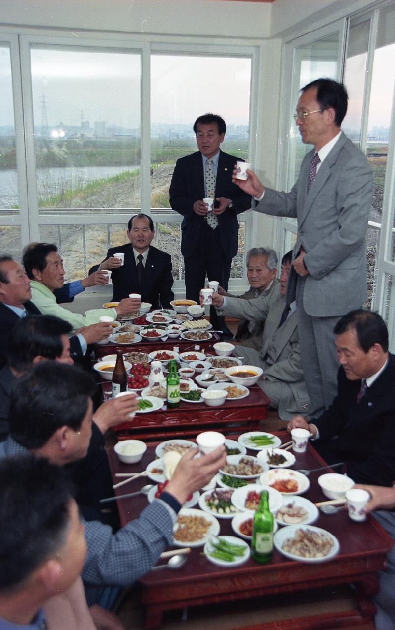 회안마을 모정 준공 기념 오찬을 즐기고 있는 시장님과 사람들