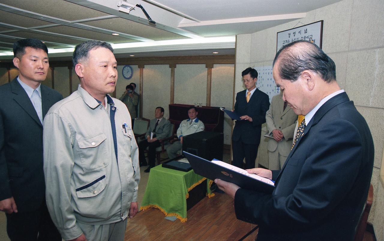 환경 살림이 발촉식에서 상장을 수여하고 계신 시장님1