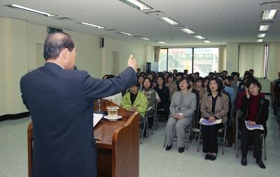 보건소 사업계회 시찰을 오셔서 앞에서 말씀을 하고 계신 시장님과 자리에 앉아 말씀을 듣고 계신 임원들3