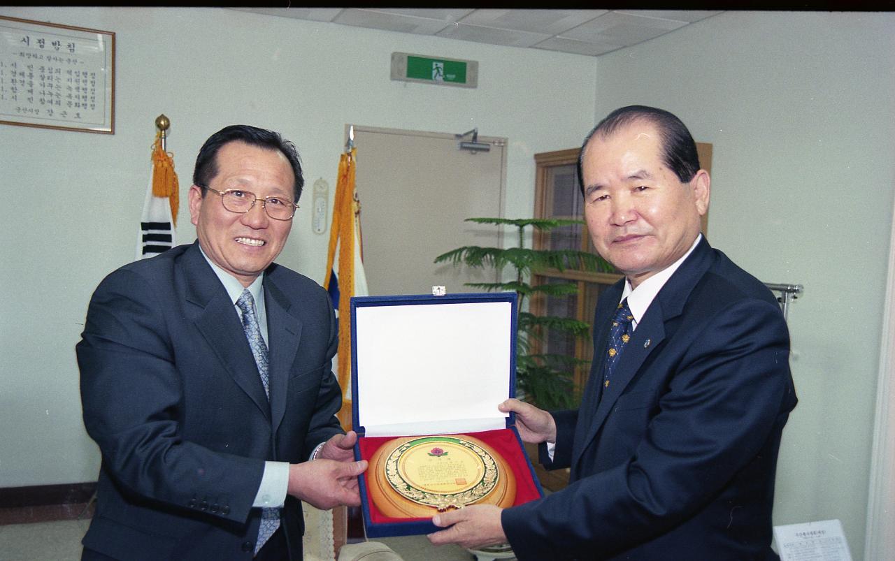 감사패를 함께 들고 있는 시장님과 대표님