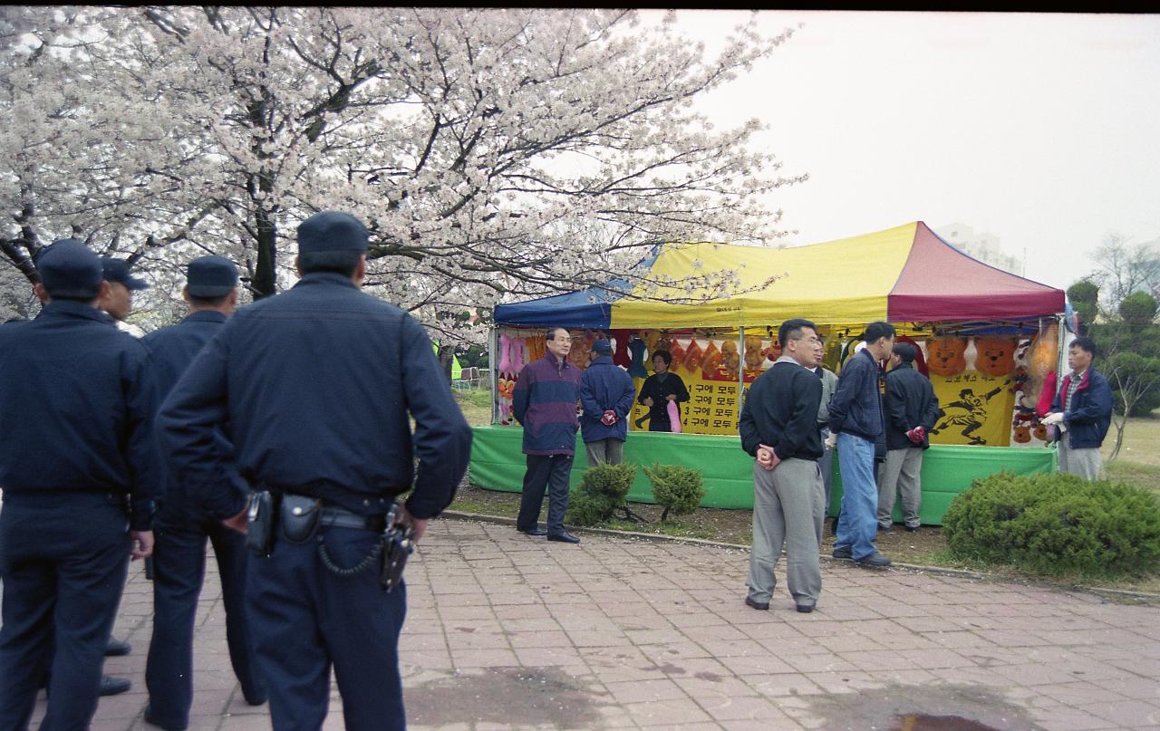 벚꽃축제에 놀러온 사람들