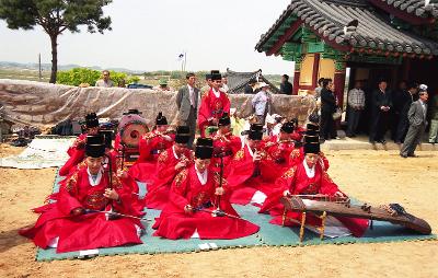 의복을 입고 제례악을 연주하고 있는 모습1