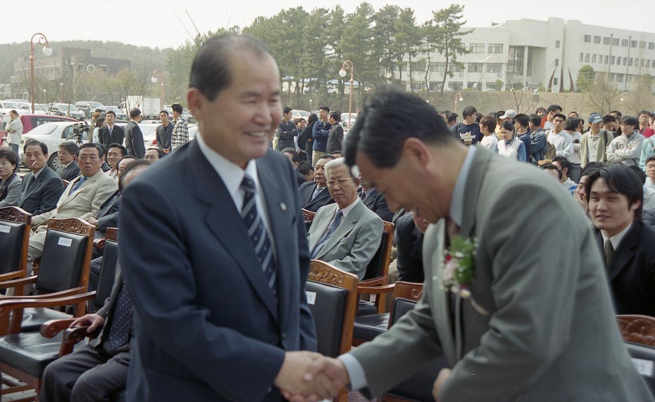 군산대 해양대학 이전 개관식에서 관계자와 악수를 나누고 계신 시장님