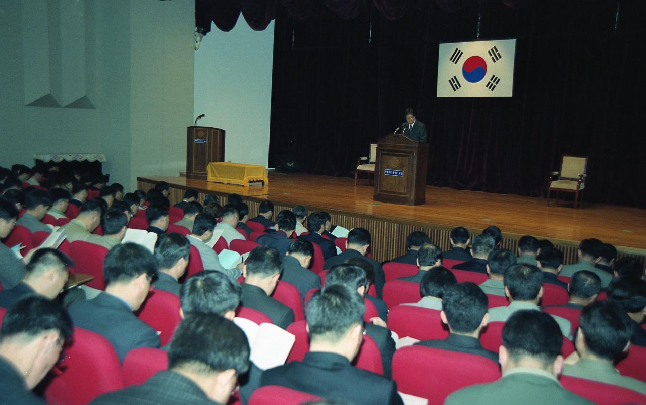 무대 위에서 말씀을 하고 계신 관련인사와 자리에 앉아 듣고 있는 임원들3