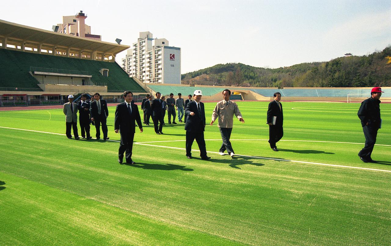 운동장을 돌며 말씀을 나누고 계신 시장님과 관련인사들2