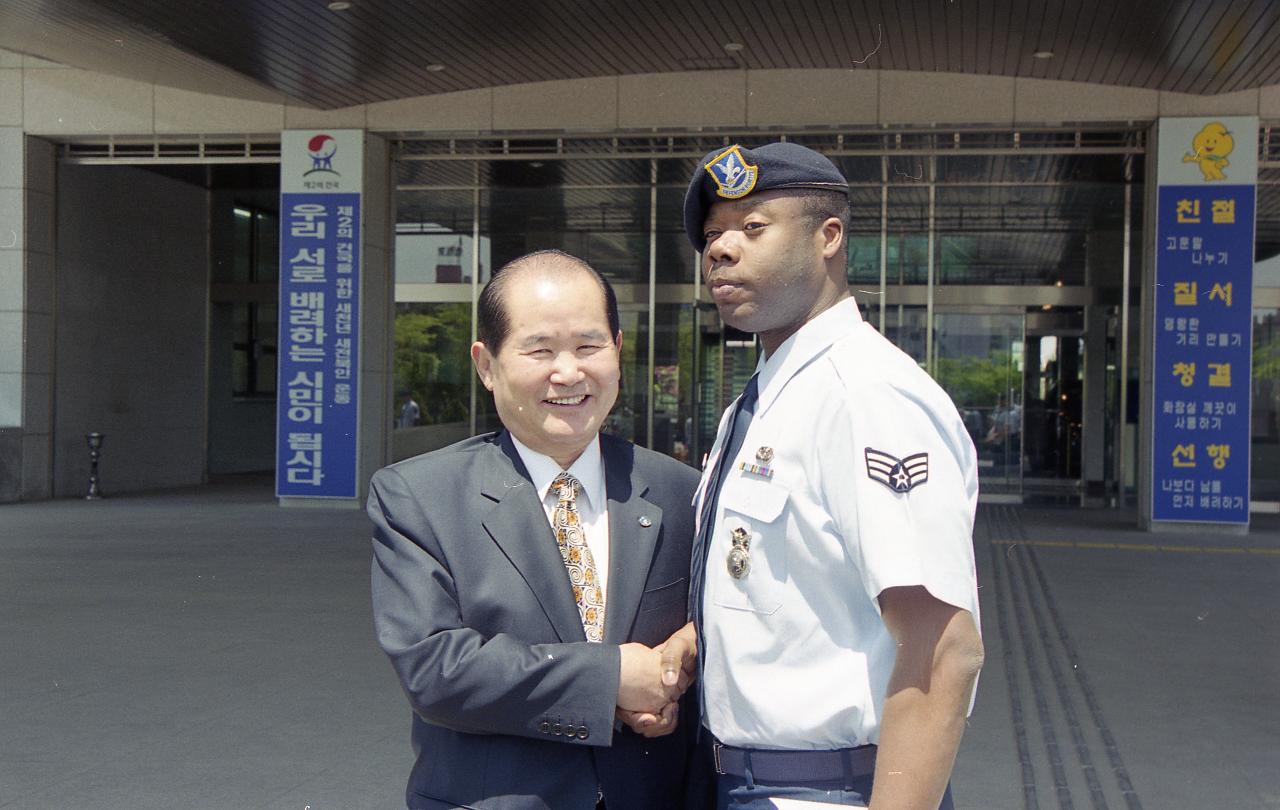 시찰단대표님과 악수를 나누고 계신 시장님