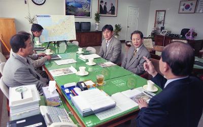 산월리 고분 중간보고회에서 자리에 앉아 임원들과 말씀을 나누고 계신 시장님