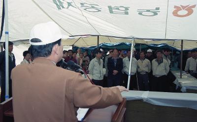 앞으로 나가 말씀을 하고 계신 시장님과 자리에 서서 듣고 계신 어르신들1