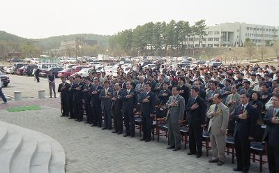 자리에서 일어나 국기에 대한 경례를 하고 있는 시장님과 관련인사들