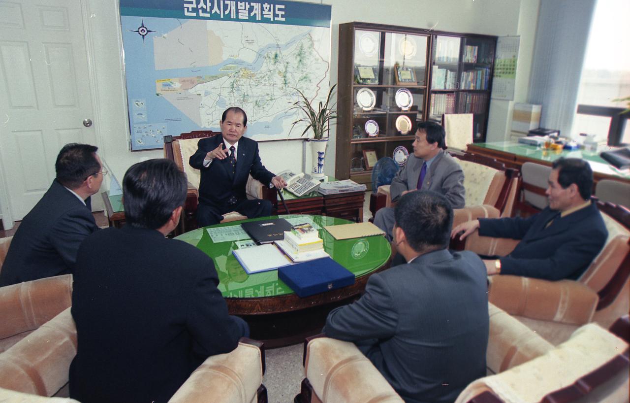 자리에 앉아 함께 말씀을 나누고 계신 시장님과 대표님과 관련인사들2