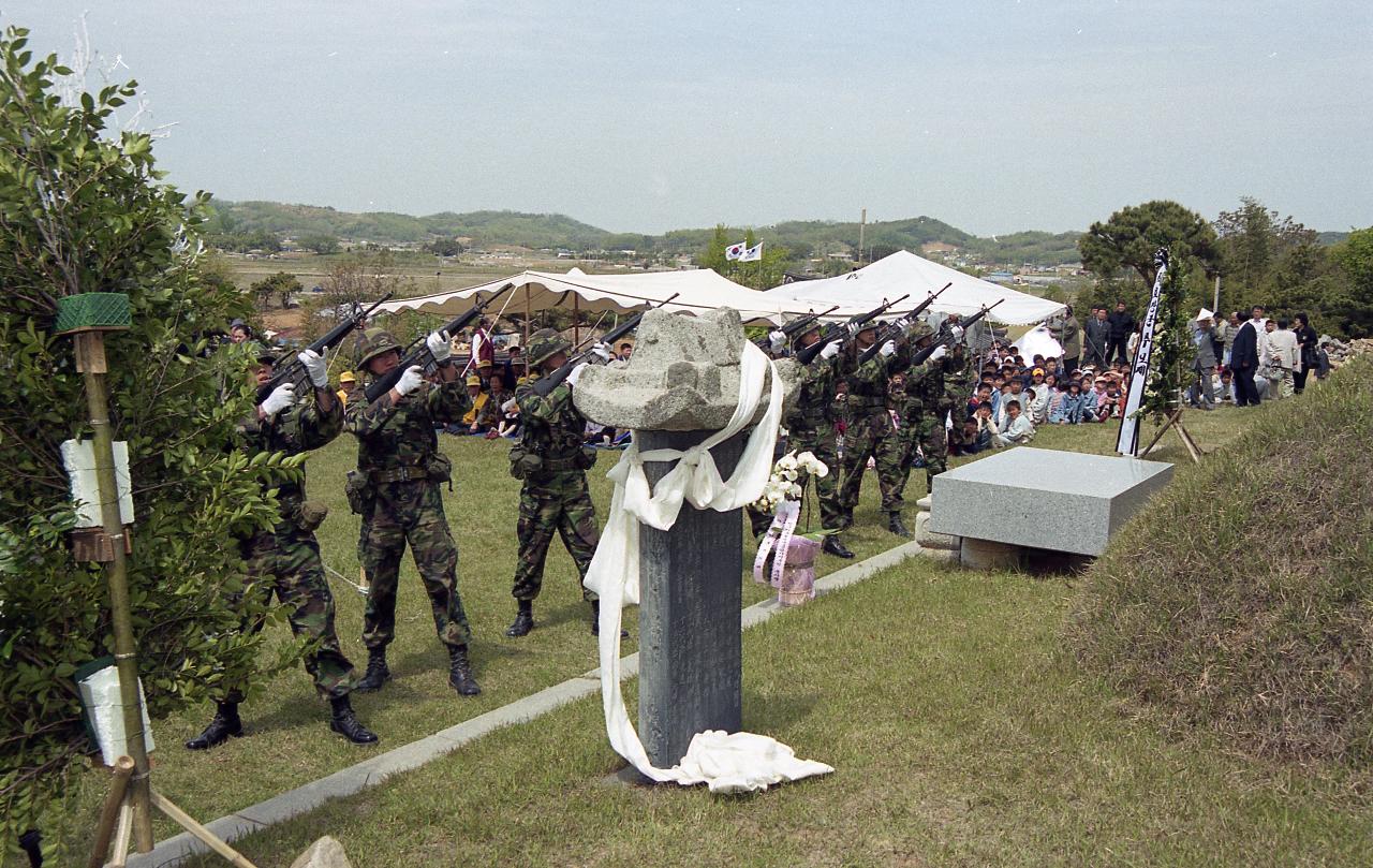 묘와 묘비 앞에 서있는 의장대