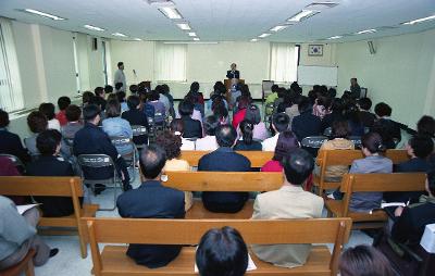 보건소 사업계회 시찰을 오셔서 앞에서 말씀을 하고 계신 시장님과 자리에 앉아 말씀을 듣고 계신 임원들1