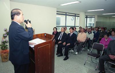 미룡동 주공 경노당 개원식에서 앞으로 나와 말씀하고 계신 시장님과 자리에 앉아 듣고 있는 어르신들2