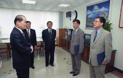 사령장 교부가 끝나고 마주 서서 임원들께 말씀을 하고 계신 시장님