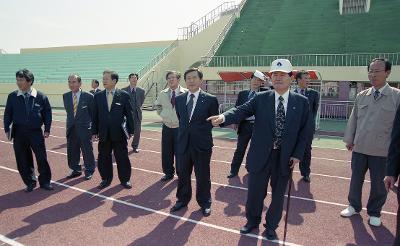 운동장을 돌며 말씀을 나누고 계신 시장님과 관련인사들1