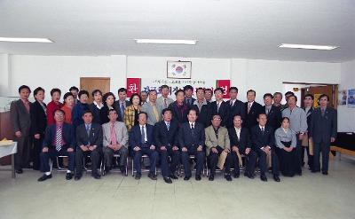 경암동 연두순시를 기념하며 사진을 찍고 있는 시장님과 직원들