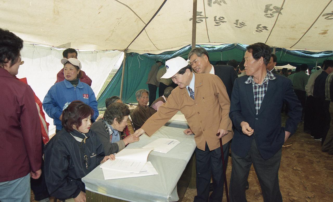 관계자와 악수를 나누고 계신 시장님