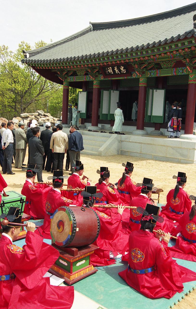 의복을 입고 제례악을 연주하고 있는 모습2