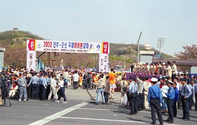 마라톤대회에 많이 모여 있는 사람들과 관계자들