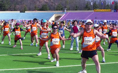 마라톤을 하기 전 준비운동을 하고 계신 참가자들