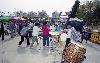 공연을 즐기고 계신 사람들