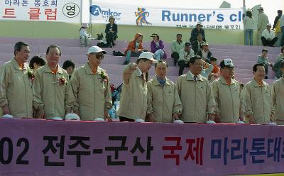 현수막 뒤에 서서 말씀을 나누고 계신 시장님과 관련인사들1