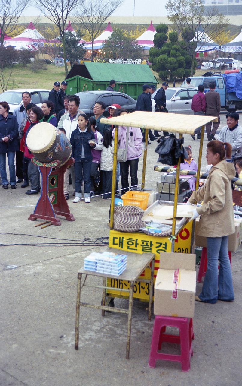 공연을 보러 모여든 사람들2