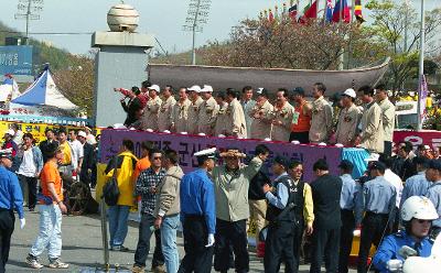 현수막 뒤에 서서 말씀을 나누고 계신 시장님과 관련인사들과 그 앞에서 말씀을 나누고 계신 사람들