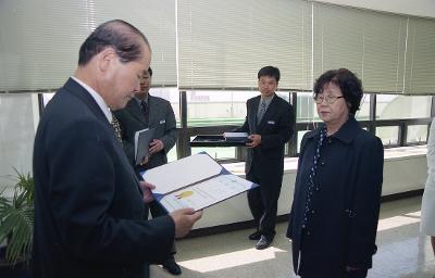 외국어 자원봉사자에게 위촉장을 수여하고 계신 시장님1