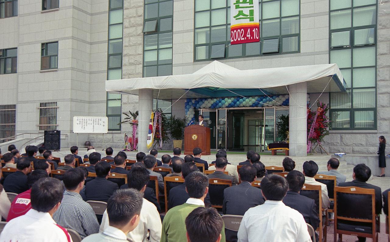 앞에서 말씀하고 계신 관련인사와 자리에 앉아 말씀을 듣고 계신 시장님과 관련인사들1