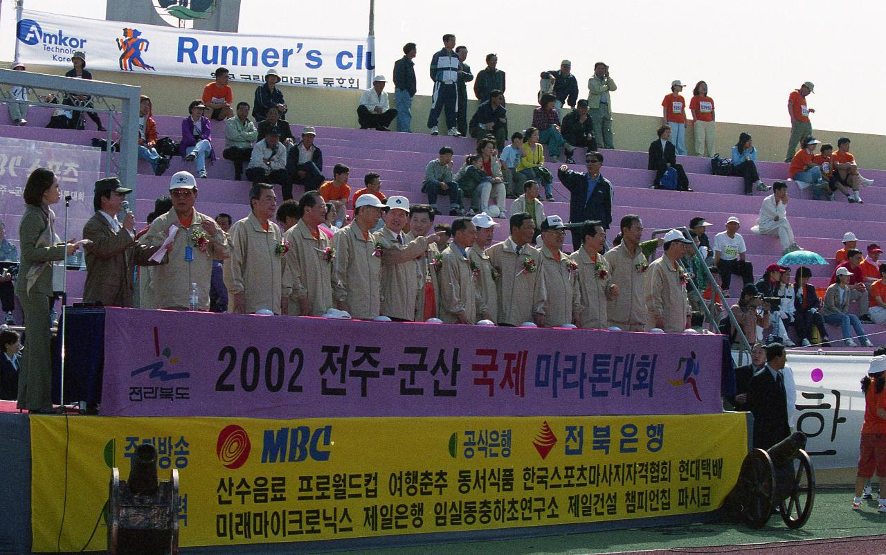 현수막 뒤에 서서 말씀을 나누고 계신 시장님과 관련인사들2