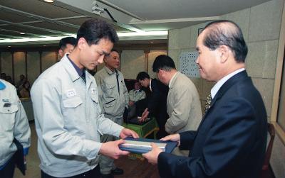 환경 살림이 발촉식에서 상장을 수여하고 계신 시장님2