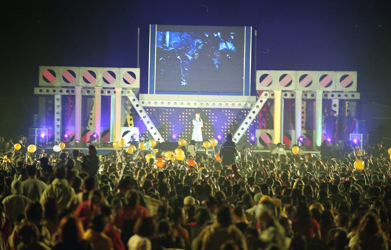 관객들의 환호와 함께 무대 위에서 노래를 하고 있는 모습