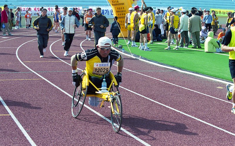 휠체어를 타고 마라톤을 하고 계신 참가자