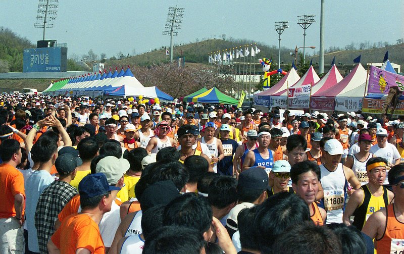 달리고 있는 참가자들과 응원하고 있는 사람들