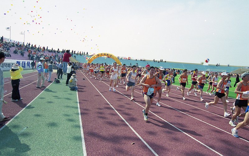 달리기 시작하고 있는 참가자들1