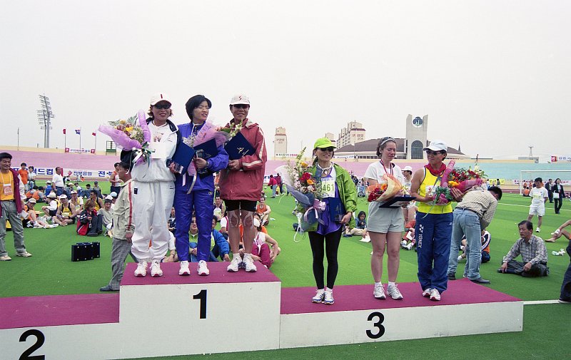 1등과 3등자리에 모여서 꽃다발과 상장을 들고 사진을 찍고 있는 여성참가자들