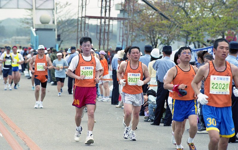 끝까지 포기하지 않고 달리고 있는 참가자들