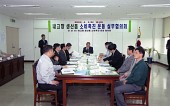 자리에 앉아 회의를 하고 있는 시장님과 임원들사진(00003)