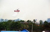 산불이 난 현장에서 물을 뿌리고 있는 헬리콥터사진(00008)